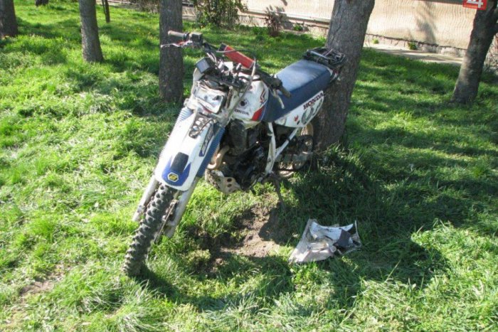 Ilustračný obrázok k článku Vážna nehoda na motorke: Dvojica zišla z cesty, vrazila do svahu aj stromu!