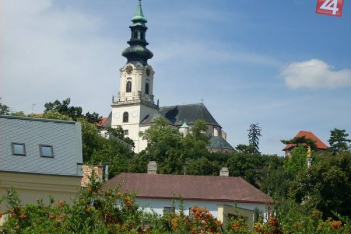 Ilustračný obrázok k článku Nitrania žijúci mimo svojho rodného mesta: 10 vecí, na ktoré sa najviac tešíme po návrate domov!