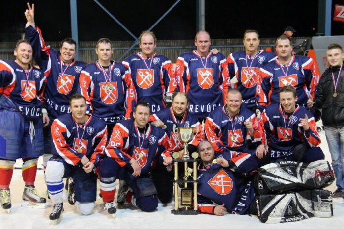 Ilustračný obrázok k článku Paráda revúckych hokejistov: Vystriedali súperov z celého Gemera a nenašli premožiteľa!