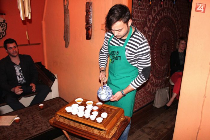 Ilustračný obrázok k článku Viete, čo majú spoločné čajový majster, majiteľ cestovky a spevák?