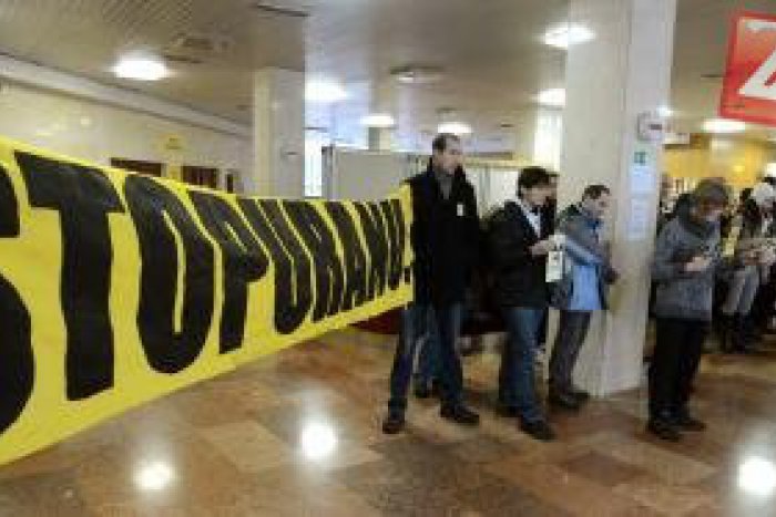 Ilustračný obrázok k článku Protestná akcia košických aktivistov: Na Hlavnej ulici zbierali podpisy na výzvu Ficovi!