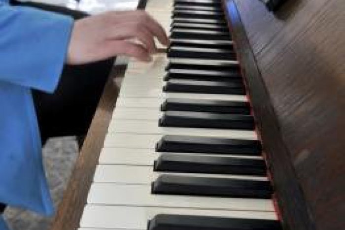 Ilustračný obrázok k článku Slovenský poslanec zahviezdil v našom meste: Verejný klavír ožil pod jeho prstami