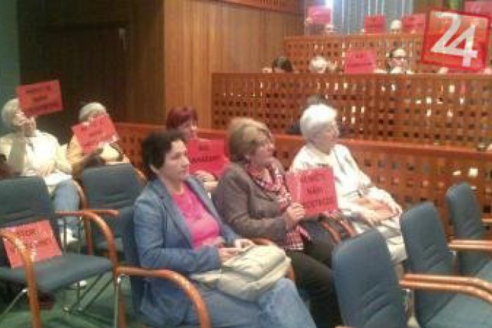 Ilustračný obrázok k článku Ľudia prišli protestovať rovno na zastupiteľstvo: K predaju mestských pozemkov investorovi napokon nedošlo!