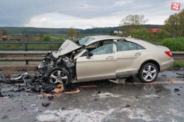 Ilustračný obrázok k článku ZÁBERY z tragédie: Takto to na mieste vyzeralo po zrážke dodávky s luxusným mercedesom