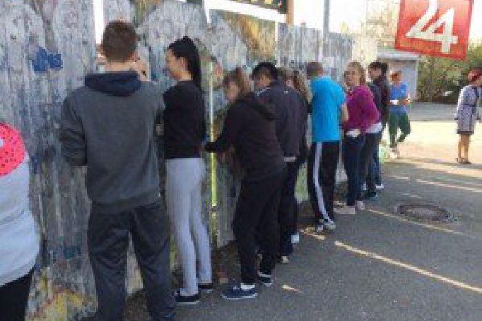 Ilustračný obrázok k článku Žiaci sa pustili do zveľaďovania mesta: Počmáraný plechový plot už bude minulosťou