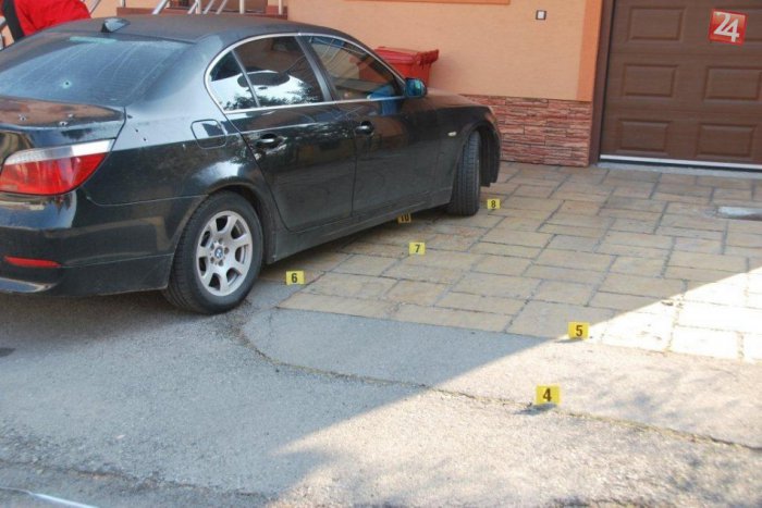 Ilustračný obrázok k článku Pri Zvolene došlo k ďalšiemu desivému incidentu: Streľba na BMW pred rodinným domom!