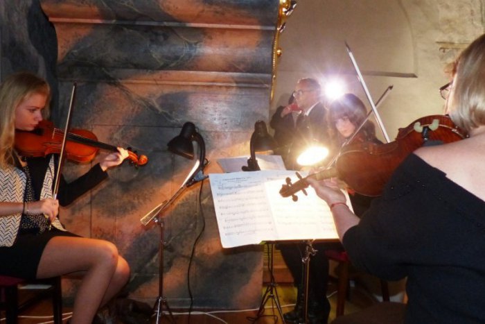 Ilustračný obrázok k článku Stretnutie s barokom v starobylom kostole: Domáci umelci rozozvučali organ a husle