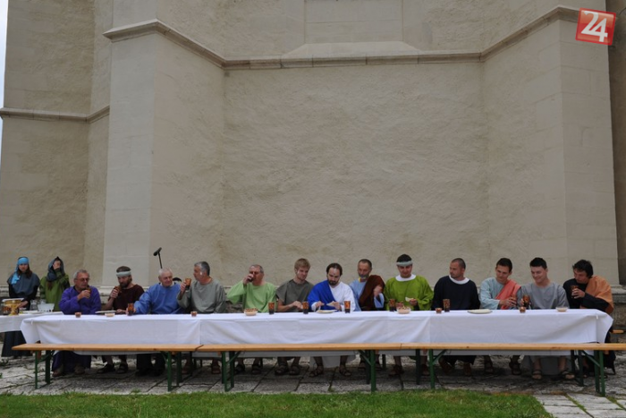 Ilustračný obrázok k článku Na prešovskom námestí sa večeralo: Dvanásti apoštoli sprítomnili významný medzník divadlom