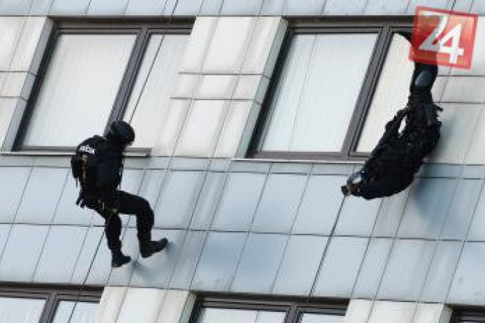 Ilustračný obrázok k článku V bytovke zasahovali špeciálne jednotky: Kukláči sa na panelák zlanili vrtuľníkom