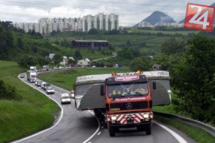 Ilustračný obrázok k článku Dopravu na ceste obmedzí pozoruhodná súprava: Pozor, bude merať až 63 metrov