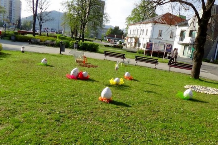 Ilustračný obrázok k článku FOTO Humenské námestie ožilo Veľkou nocou: Nechýba veľkonočný strom, spolu viac ako tisíc vajíčok!