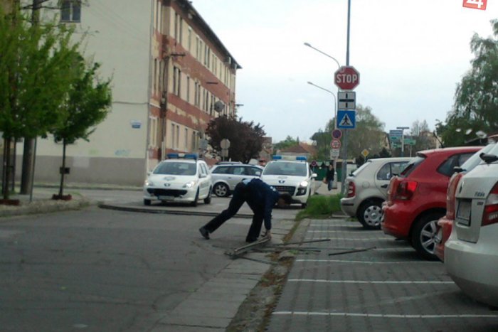 Ilustračný obrázok k článku POZOR! Z budovy Agrostavu silný vietor zhadzuje nebezpečné plechy