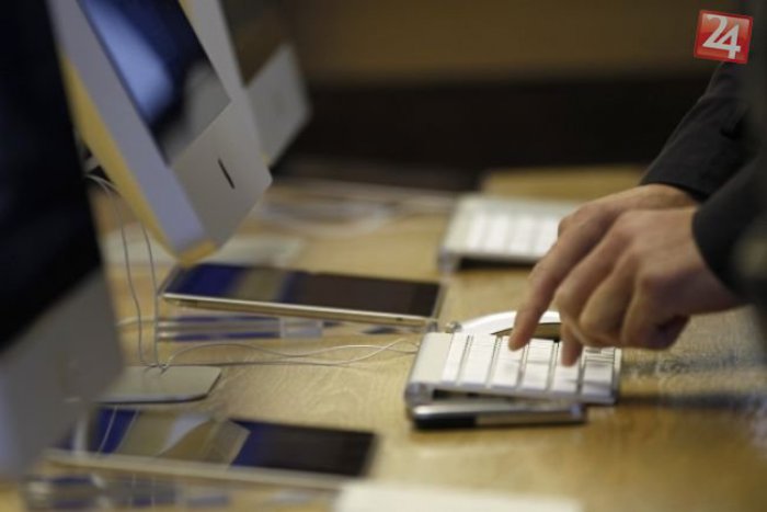 Ilustračný obrázok k článku Policajná razia: Mirovi (21) zhabali počítač a obvinili ho zo šírenia detského porna!