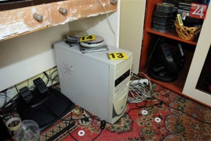 Ilustračný obrázok k článku Policajti vykonali domové prehliadky: Mladíka (23) s dievčinou (20) obvinili z výroby detského porna!