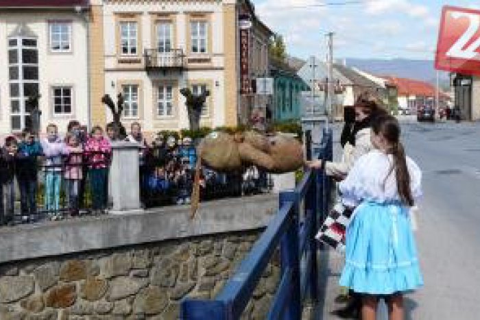 Ilustračný obrázok k článku FOTOREPORTÁŽ: Revúcou kráčalo vyše 200 detí, v meste upálili Morenu