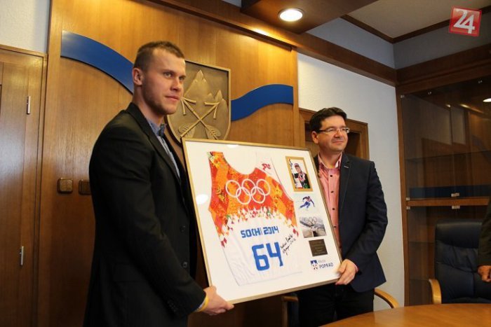 Ilustračný obrázok k článku Po ťažkej chorobe reprezentoval naše mesto na ZOH: Popradu prišiel osobne poďakovať aj s rodinou!