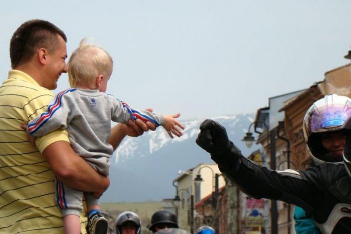 Ilustračný obrázok k článku Drsní muži zachraňujú bábätká: Žilinou prejde spanilá jazda motorkárov