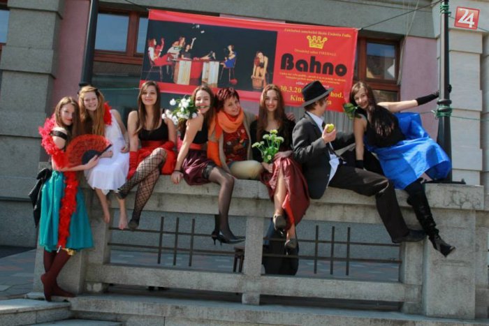 Ilustračný obrázok k článku Divadelný súbor Fireball: Žijeme bahennú dobu, ale s láskou sa žiť dá