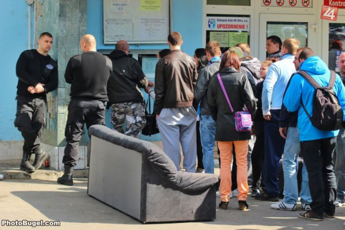 Ilustračný obrázok k článku Predaj vstupeniek na hokejové finále: Nedočkavci si pred štadión priniesli aj gauč!