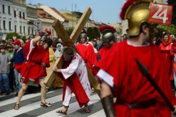 Ilustračný obrázok k článku Umučenie a ukrižovanie Krista v Prešove: V uliciach mesta to odohrali dobrovoľníci, medzi nimi aj bezdomovci