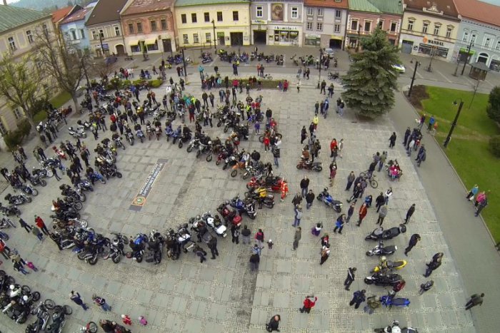 Ilustračný obrázok k článku Aj motorkári sú happy: Takto sa otvárala motosezóna v L. Mikuláši!