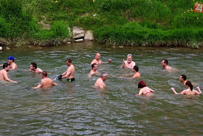 Ilustračný obrázok k článku Veľkonočné kúpanie v Laborci:  Úspešne ukončenie otužileckej sezóny za ideálneho počasia