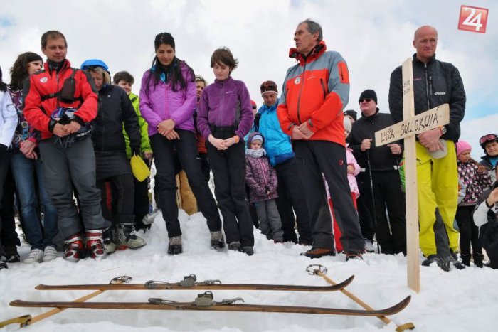 Ilustračný obrázok k článku Aj na Chate pod Soliskom sa rozlúčili so zimou. Lyže pochovali do snehu
