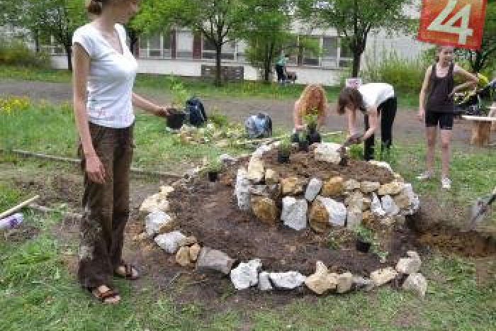 Ilustračný obrázok k článku Pozoruhodný projekt pod Urpínom: Obyvateľov spája záhrada priamo na sídlisku