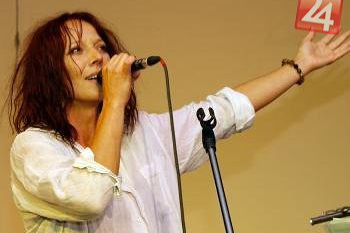 Ilustračný obrázok k článku Szidi Tobias si v Brezne nezaspieva: Koncert bol zrušený