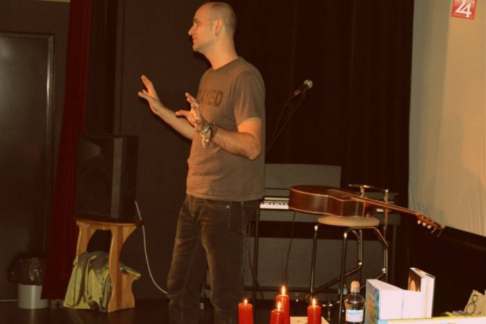 Ilustračný obrázok k článku Do Detvy zavíta Pavel „Hirax“ Baričák: Vstupné na jeho prednášku bude jeden úsmev