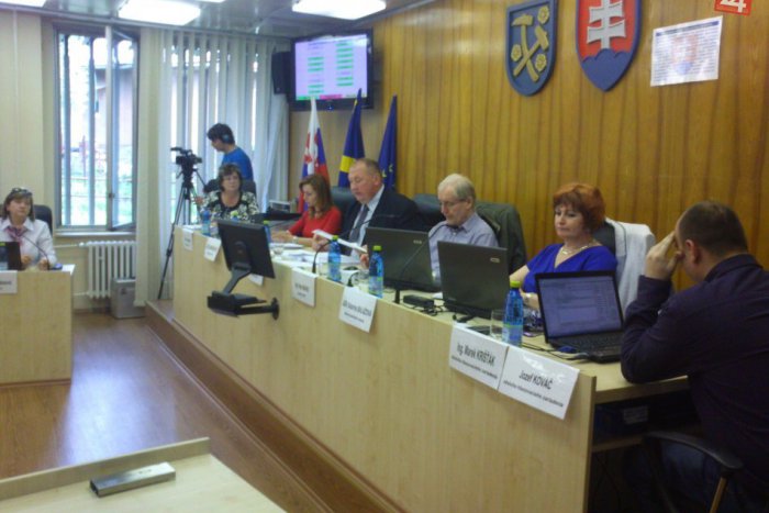 Ilustračný obrázok k článku A je dobojované: Deti si môžu zbaliť hračky a učiteľky svoje veci