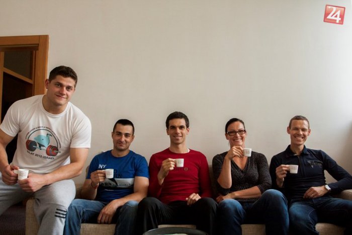 Ilustračný obrázok k článku Nasťa Kuzminová, bystrickí futbalisti či hokejisti? V meste vás obslúžia s kávičkou