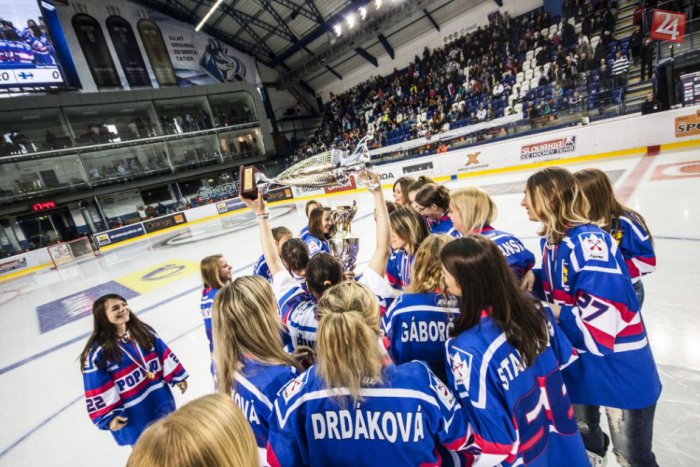 Ilustračný obrázok k článku Odmena pre popradské hokejistky: Pohár im odovzdali pred zaplneným hľadiskom