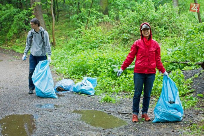 Ilustračný obrázok k článku Neodradil ich ani dážď: Desiatky ľudí spolu vyčistili Zobor