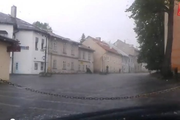 Ilustračný obrázok k článku AUTENTICKÉ ZÁBERY z Kremnice: Mesto zasiahlo krupobitie!