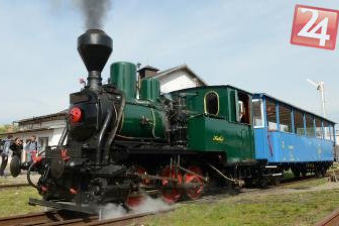 Ilustračný obrázok k článku Populárny rušeň na výlete: Katku naložili na ťahač a previezli mestom až do Čemeľa