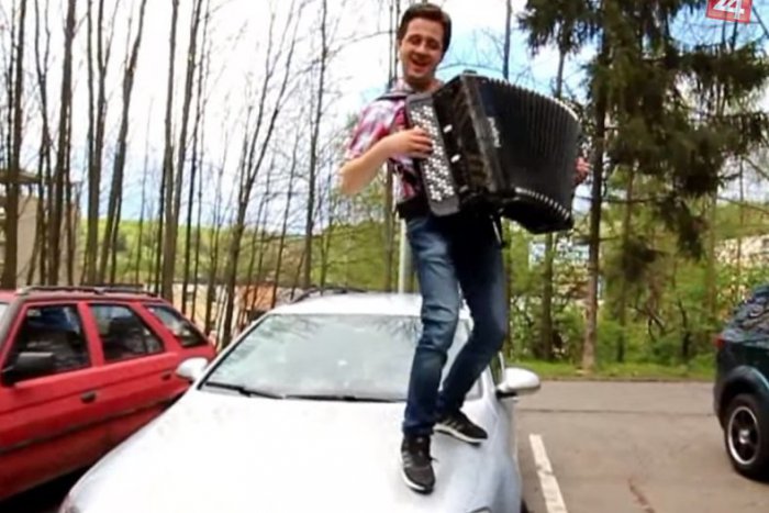 Ilustračný obrázok k článku V bystrickom videu akordeonista z Heľpy: Červienka si pri natáčaní poškriabal auto, ale je Happy :)