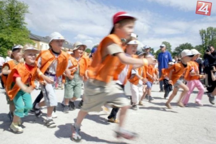 Ilustračný obrázok k článku Skupinka detí vybehla pri naháňačke na cestu: Drahý bavorák už nestihol zabrzdiť!