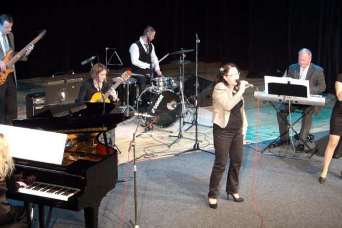 Ilustračný obrázok k článku V pestrom programe koncertu PHJ účinkovali učitelia. Z pódia znela klasika, ale i rómsky temperament