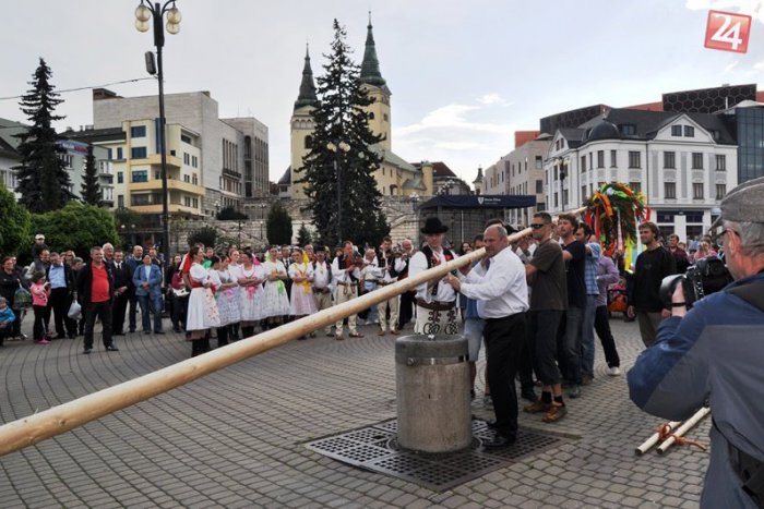 Ilustračný obrázok k článku Primátor si vyhrnul rukávy a pustil sa do práce: Srdce Žiliny už zdobí máj
