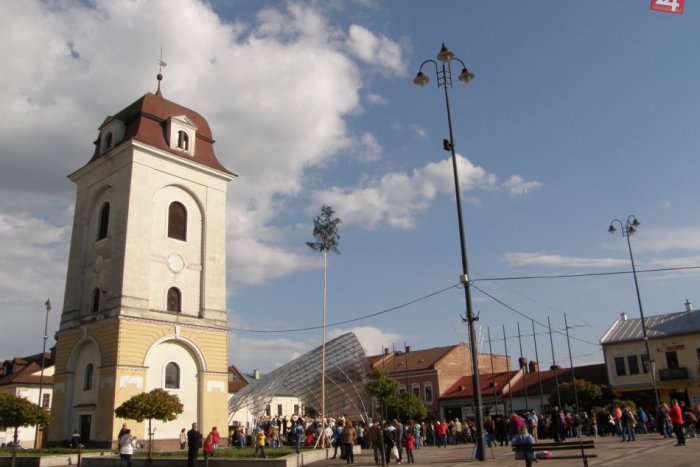 Ilustračný obrázok k článku Brezno nezabúda na tradície: Na námestí vztýčili máj