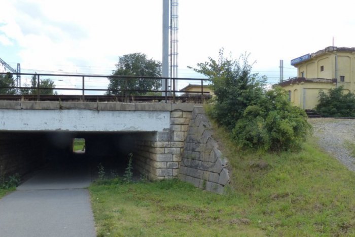 Ilustračný obrázok k článku Vlak zrazil 20-ročného mladíka, prišiel o obe nohy