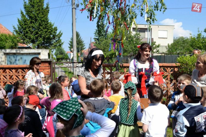 Ilustračný obrázok k článku Deti v škôlke sa zabávali: Spoločne si postavili máj