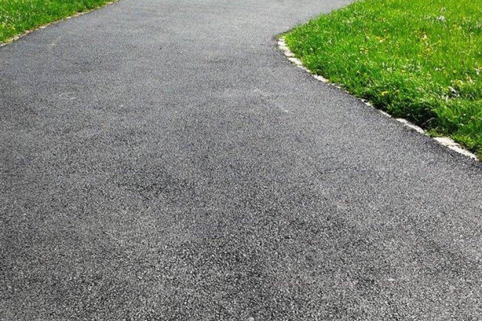 Ilustračný obrázok k článku Dobré správy pre žiarskych vodičov i chodcov: Známa ulica v centre sa začala rekonštruovať