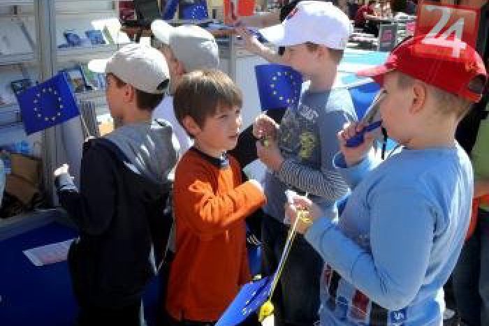 Ilustračný obrázok k článku Oslavy 10-teho výročia vstupu do EÚ: Bohatý program v Bystrici vyvrcholí kapelou Vidiek