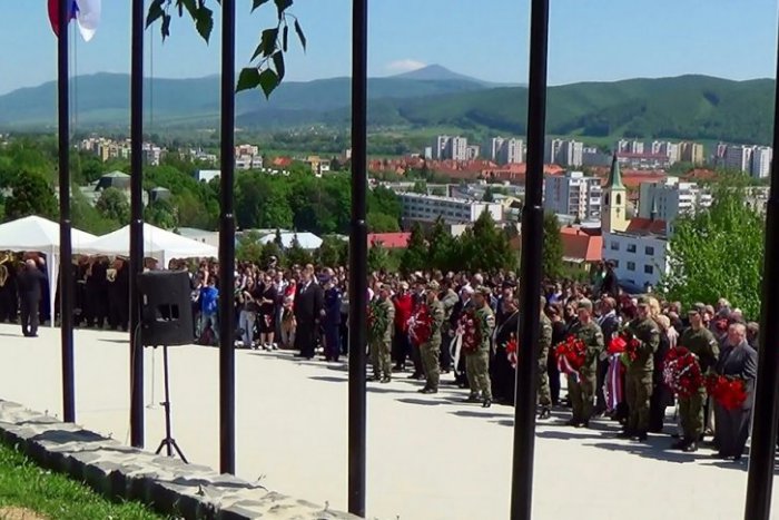 Ilustračný obrázok k článku Oslavy ukončenia vojny a spomienka na padlých: Pozrite si zábery z vojenského cintorína