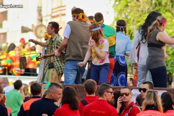 Ilustračný obrázok k článku Nitra zažila karneval v Riu po slovensky: Cez mesto prešiel alegorický sprievod