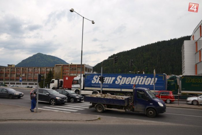 Ilustračný obrázok k článku Mikulášan (49) sa otáčal na nákladiaku v križovatke: Doplatili na to dva osobné vozy