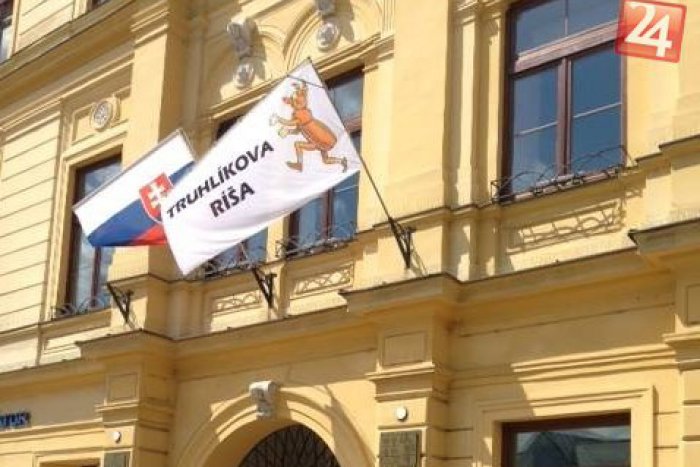 Ilustračný obrázok k článku Rozruch na úrade Banskobystrického kraja: Pozrite, čo tam vyviedol poslanec Hlina!