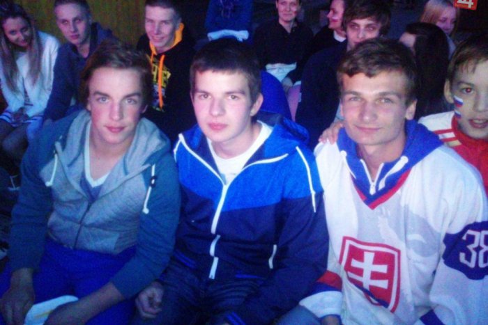 Ilustračný obrázok k článku Rožňava ožila hokejom: Rožňavčania našim hokejistom fandili priamo na námestí